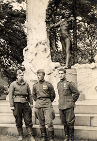 Май 1945 Вена, Павел Яковлевич в центре