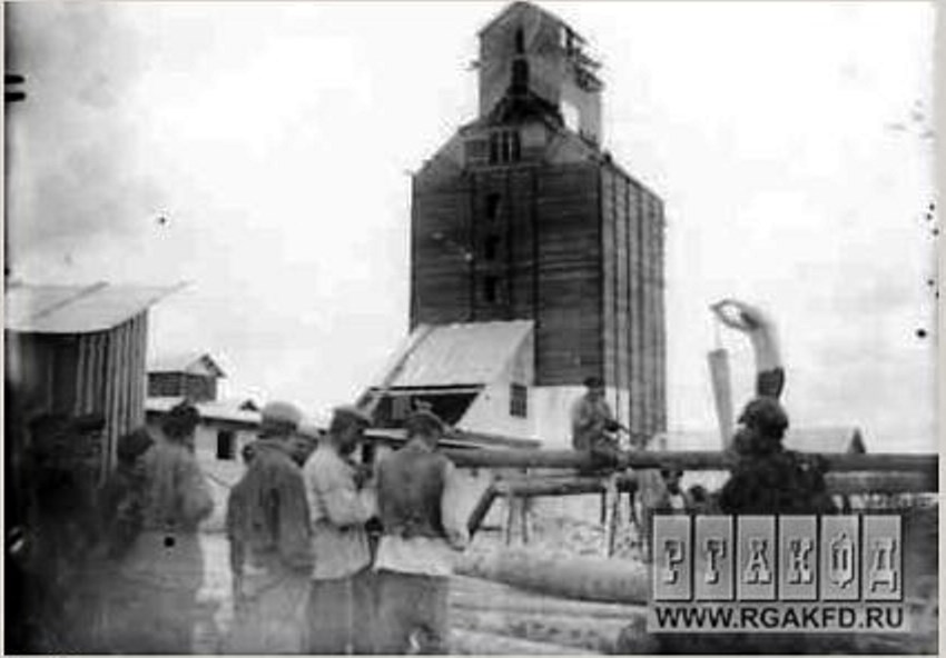 Крестьяне на элеваторе. калачинск 1928 г.