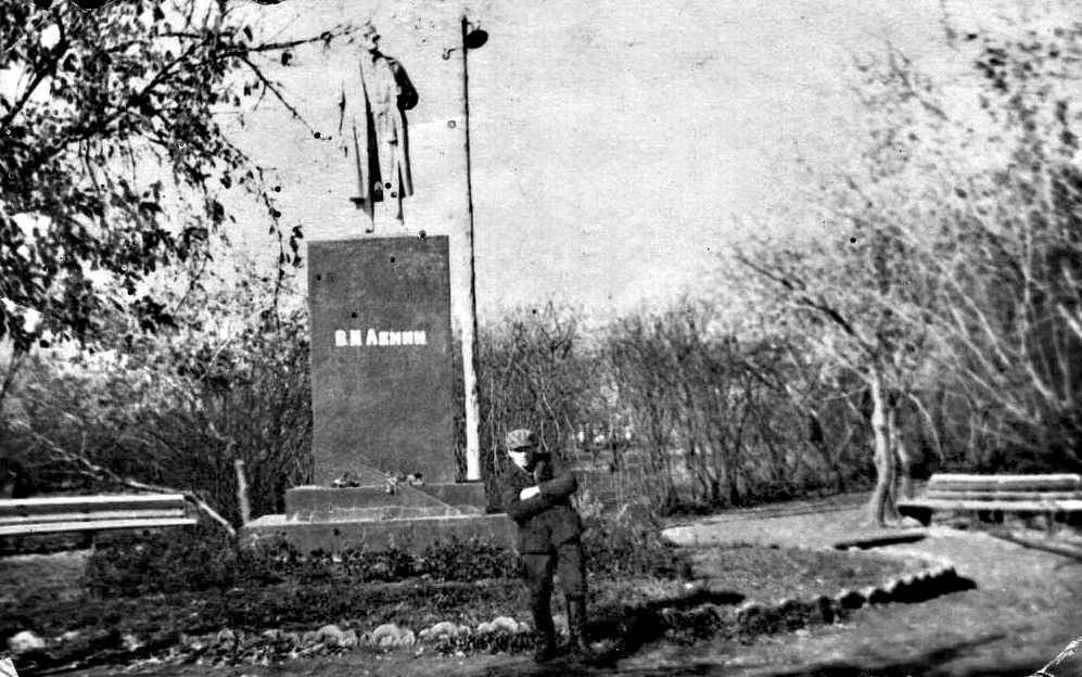 1965г. Памятник В.И.Ленину в городском саду.