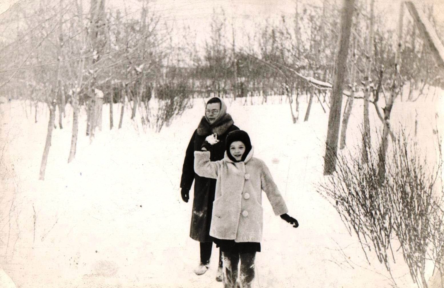 1968 г. Сквер между цехами ткацкой фабрики и восьмилетней третьей школы. Из архива И. Филатовой