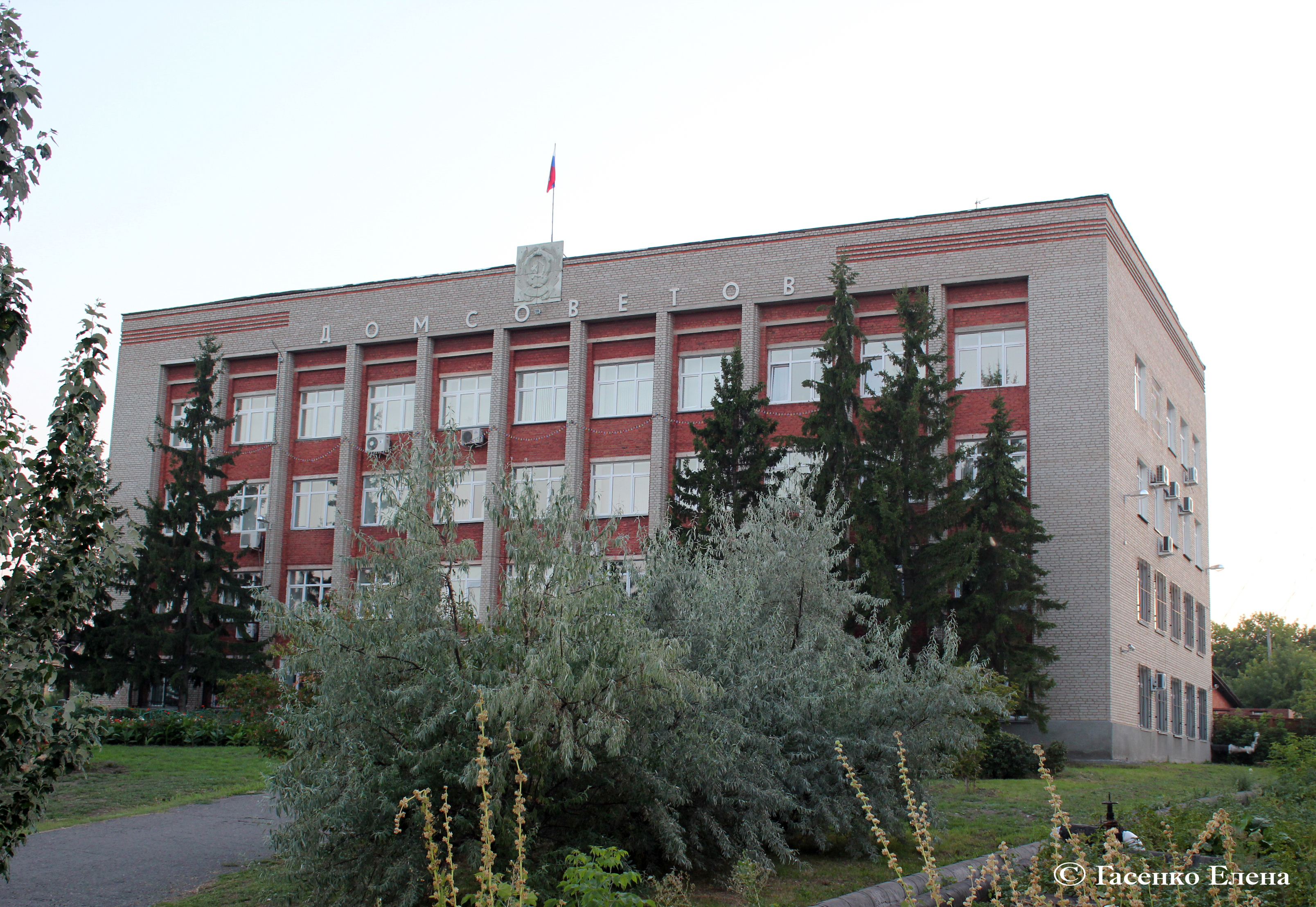 здание администрации города и района